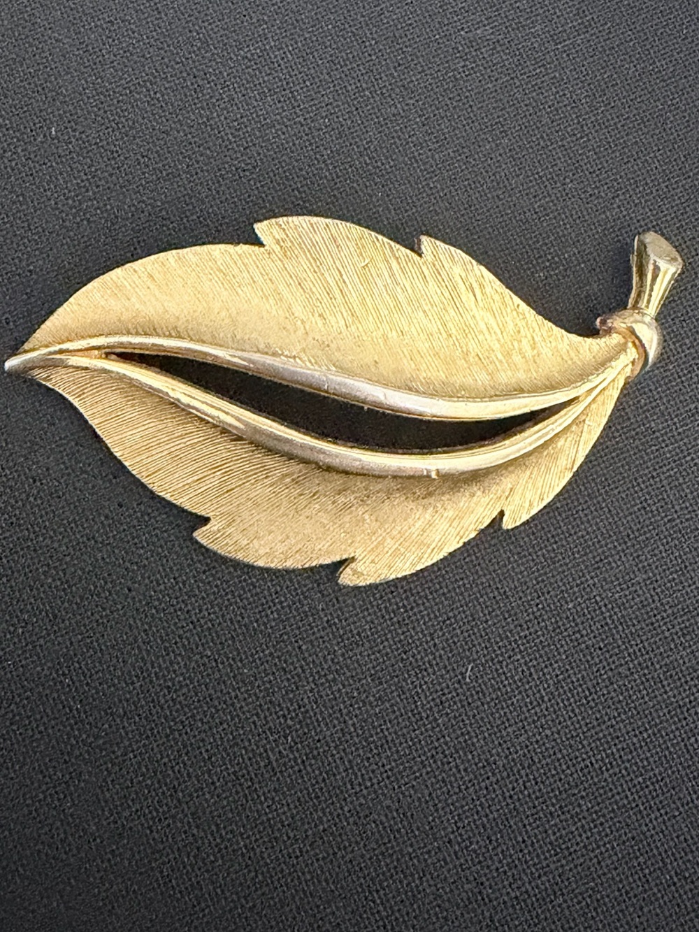 Vintage JJ Jonette Jewelry Gold Tone Leaf Leaves Brooch Pin